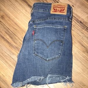 Levi’s 711 Skinny Shorts